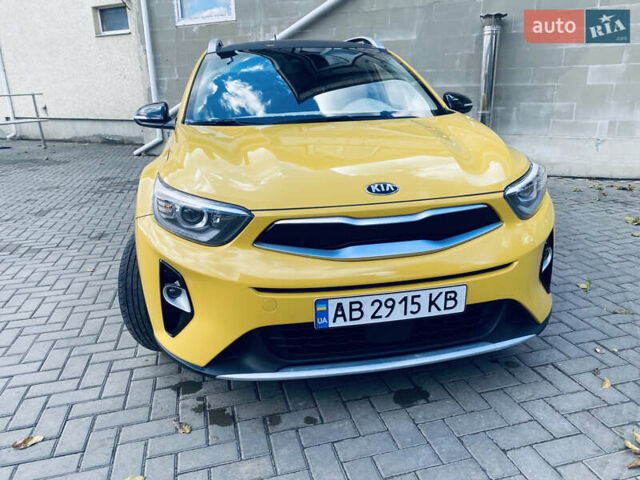 Желтый Киа Stonic, объемом двигателя 1.6 л и пробегом 98 тыс. км за 16850 $, фото 1 на Automoto.ua