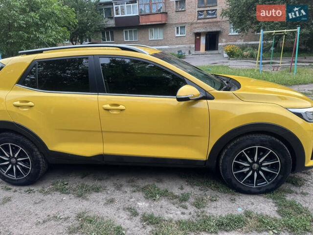 Желтый Киа Stonic, объемом двигателя 1.37 л и пробегом 48 тыс. км за 15200 $, фото 1 на Automoto.ua
