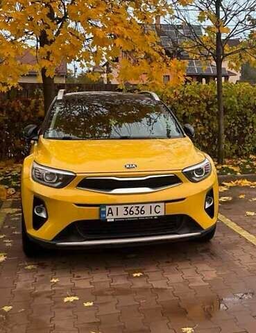 Желтый Киа Stonic, объемом двигателя 1.37 л и пробегом 39 тыс. км за 18000 $, фото 1 на Automoto.ua