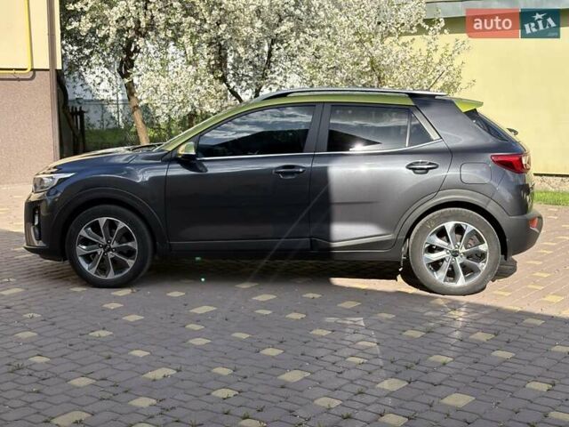 Серый Киа Stonic, объемом двигателя 1.37 л и пробегом 64 тыс. км за 15800 $, фото 1 на Automoto.ua