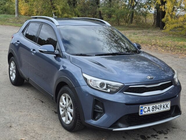 Синий Киа Stonic, объемом двигателя 1.6 л и пробегом 130 тыс. км за 16700 $, фото 1 на Automoto.ua