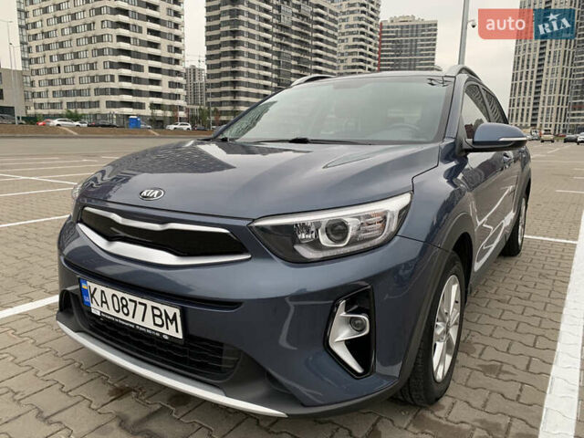 Синий Киа Stonic, объемом двигателя 1.37 л и пробегом 95 тыс. км за 18300 $, фото 1 на Automoto.ua