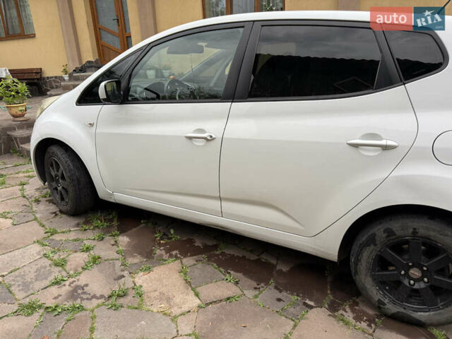 Белый Киа Венга, объемом двигателя 1.4 л и пробегом 300 тыс. км за 5000 $, фото 1 на Automoto.ua