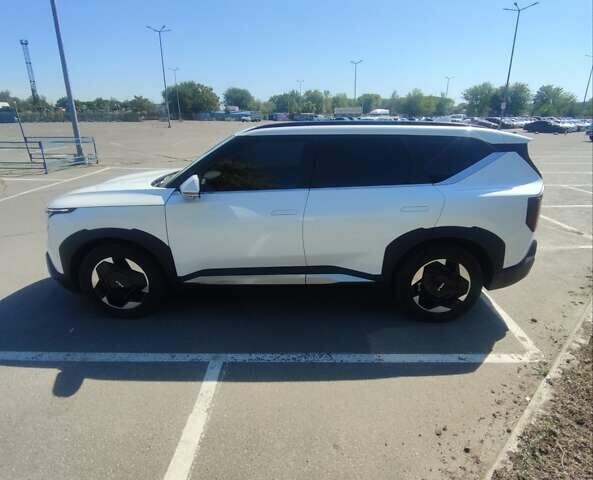Кіа EV5 2024 у Дніпро (Дніпропетровську) на Automoto.ua Білий Кіа EV5, об'ємом двигуна 0 л та пробігом 4 тис. км за 32300 $, фото 1 на Automoto.ua