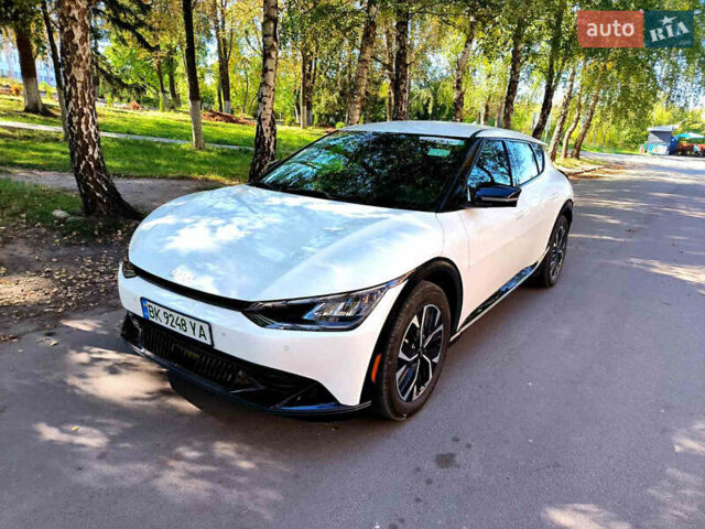 Киа EV6 2023 в Ровно на Automoto.ua Белый Киа EV6, объемом двигателя 0 л и пробегом 20 тыс. км за 27000 $, фото 1 на Automoto.ua