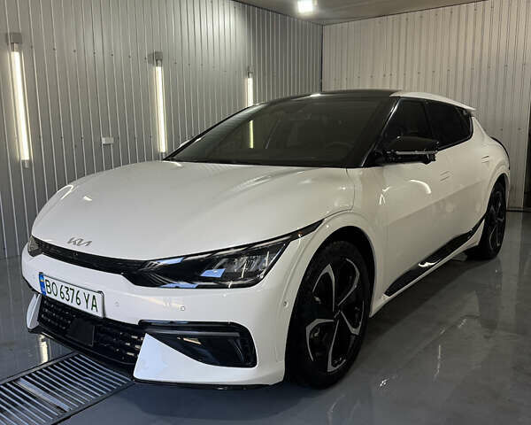Белый Киа EV6, объемом двигателя 0 л и пробегом 18 тыс. км за 36000 $, фото 1 на Automoto.ua