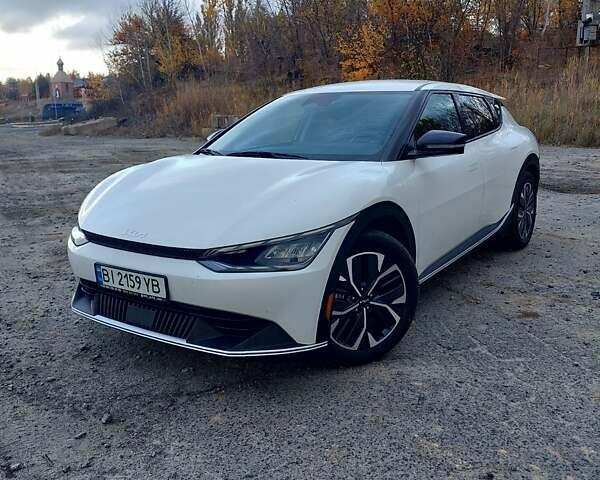 Белый Киа EV6, объемом двигателя 0 л и пробегом 66 тыс. км за 24000 $, фото 1 на Automoto.ua