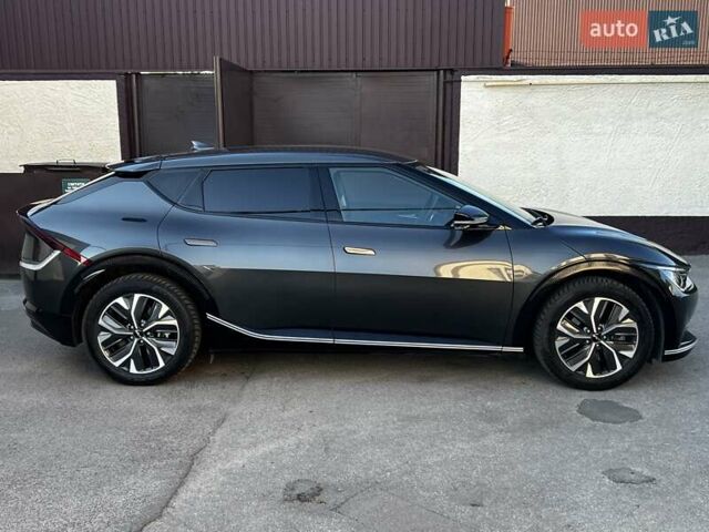 Серый Киа EV6, объемом двигателя 0 л и пробегом 53 тыс. км за 28700 $, фото 1 на Automoto.ua