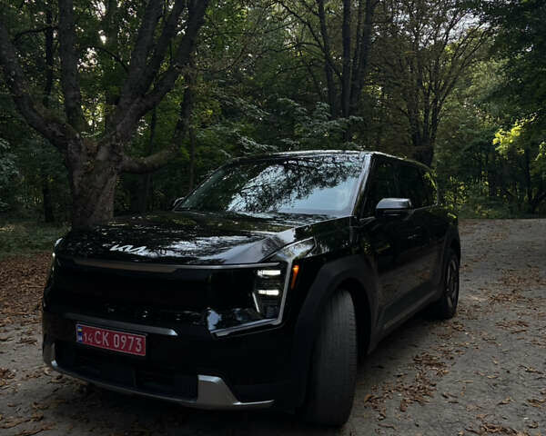 Черный Киа EV9, объемом двигателя 0 л и пробегом 18 тыс. км за 40500 $, фото 1 на Automoto.ua