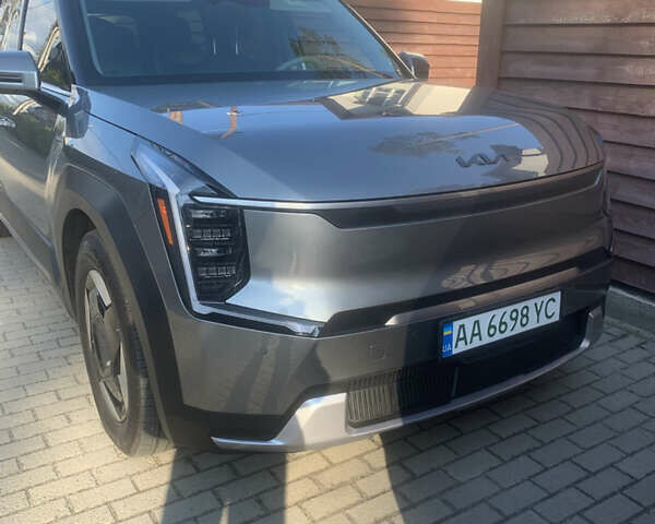 Серый Киа EV9, объемом двигателя 0 л и пробегом 23 тыс. км за 49800 $, фото 1 на Automoto.ua