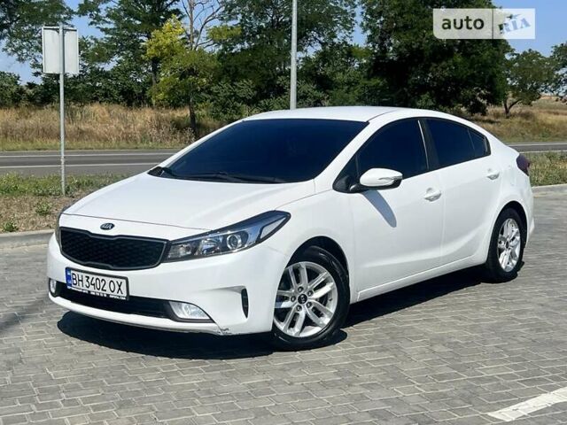 Белый Киа K3, объемом двигателя 1.6 л и пробегом 210 тыс. км за 12800 $, фото 1 на Automoto.ua