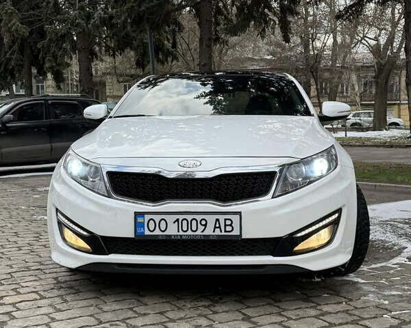 Белый Киа K5, объемом двигателя 2 л и пробегом 226 тыс. км за 9500 $, фото 1 на Automoto.ua