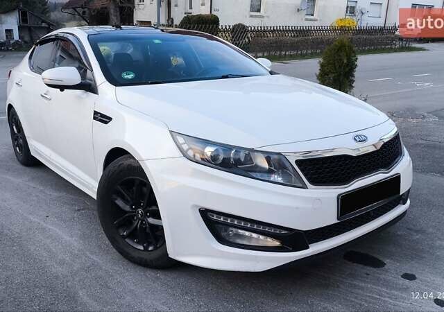 Белый Киа K5, объемом двигателя 2 л и пробегом 363 тыс. км за 7600 $, фото 1 на Automoto.ua