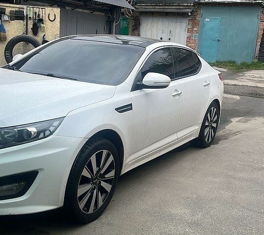 Белый Киа K5, объемом двигателя 2 л и пробегом 216 тыс. км за 9000 $, фото 1 на Automoto.ua