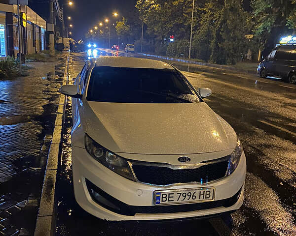 Белый Киа K5, объемом двигателя 2 л и пробегом 450 тыс. км за 8000 $, фото 1 на Automoto.ua