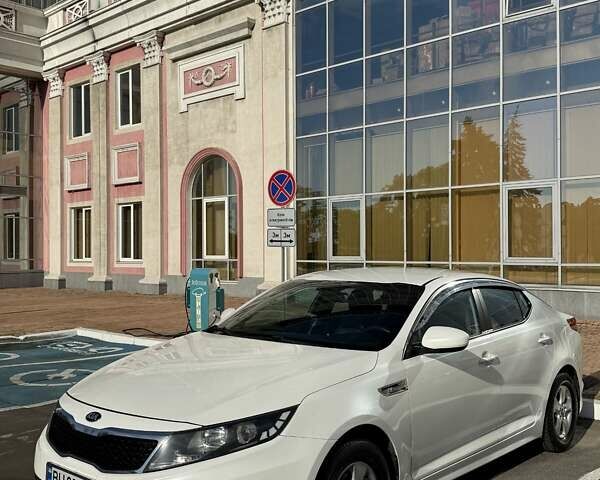 Белый Киа K5, объемом двигателя 2 л и пробегом 98 тыс. км за 9000 $, фото 1 на Automoto.ua