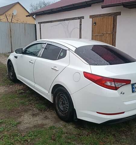 Белый Киа K5, объемом двигателя 2 л и пробегом 230 тыс. км за 10200 $, фото 1 на Automoto.ua
