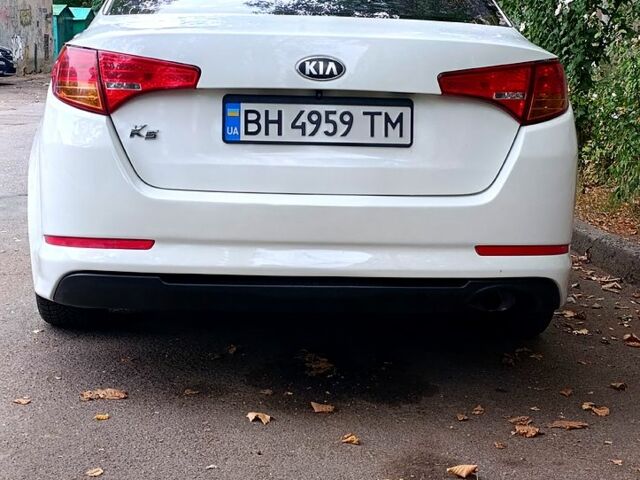 Белый Киа K5, объемом двигателя 2 л и пробегом 370 тыс. км за 8000 $, фото 1 на Automoto.ua