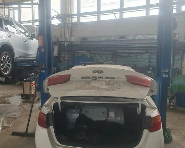 Белый Киа K5, объемом двигателя 2 л и пробегом 250 тыс. км за 2000 $, фото 1 на Automoto.ua