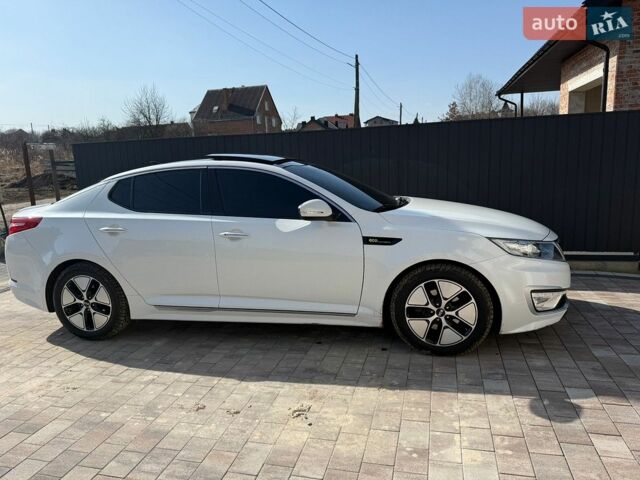 Белый Киа K5, объемом двигателя 2 л и пробегом 234 тыс. км за 10000 $, фото 1 на Automoto.ua