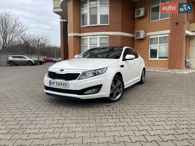 Белый Киа K5, объемом двигателя 2 л и пробегом 260 тыс. км за 9999 $, фото 1 на Automoto.ua