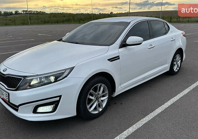 Белый Киа K5, объемом двигателя 2 л и пробегом 272 тыс. км за 9900 $, фото 1 на Automoto.ua