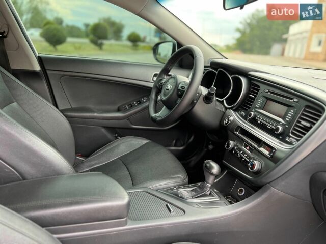 Белый Киа K5, объемом двигателя 2 л и пробегом 214 тыс. км за 9999 $, фото 1 на Automoto.ua