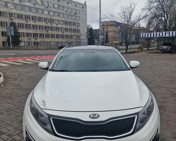 Белый Киа K5, объемом двигателя 2 л и пробегом 295 тыс. км за 8500 $, фото 1 на Automoto.ua