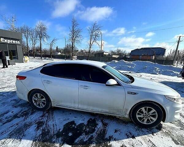 Белый Киа K5, объемом двигателя 2 л и пробегом 241 тыс. км за 11500 $, фото 1 на Automoto.ua