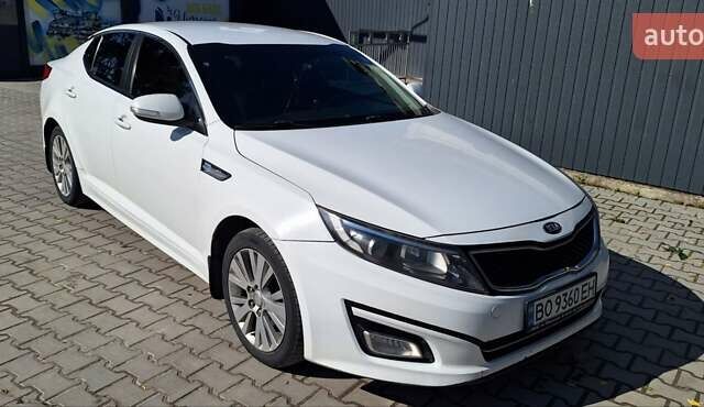 Белый Киа K5, объемом двигателя 2 л и пробегом 245 тыс. км за 9700 $, фото 1 на Automoto.ua