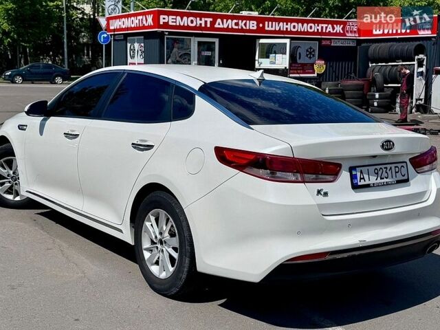 Белый Киа K5, объемом двигателя 2 л и пробегом 301 тыс. км за 9400 $, фото 1 на Automoto.ua