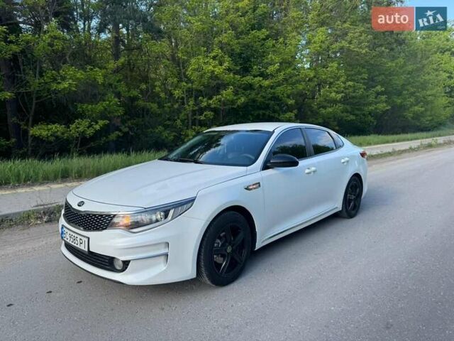 Белый Киа K5, объемом двигателя 2 л и пробегом 240 тыс. км за 10900 $, фото 1 на Automoto.ua