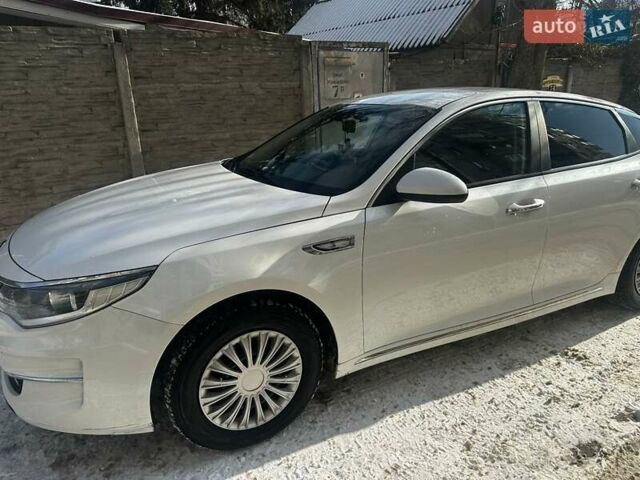 Белый Киа K5, объемом двигателя 2 л и пробегом 140 тыс. км за 10900 $, фото 1 на Automoto.ua