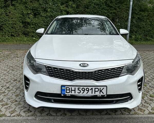 Белый Киа K5, объемом двигателя 2 л и пробегом 266 тыс. км за 10000 $, фото 1 на Automoto.ua