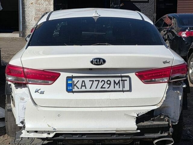 Белый Киа K5, объемом двигателя 2 л и пробегом 350 тыс. км за 4600 $, фото 1 на Automoto.ua