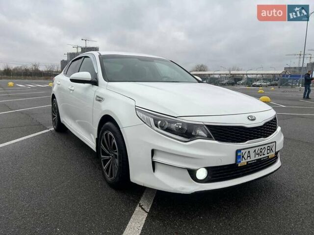 Белый Киа K5, объемом двигателя 2 л и пробегом 378 тыс. км за 9000 $, фото 1 на Automoto.ua