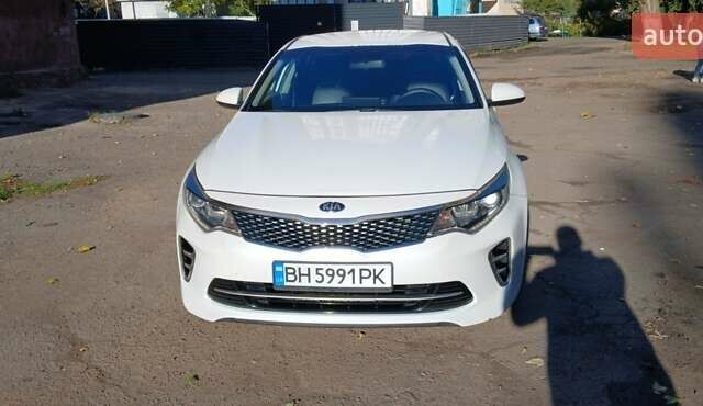Киа K5 2015 в Одессе на Automoto.ua Белый Киа K5, объемом двигателя 2 л и пробегом 270 тыс. км за 11000 $, фото 1 на Automoto.ua