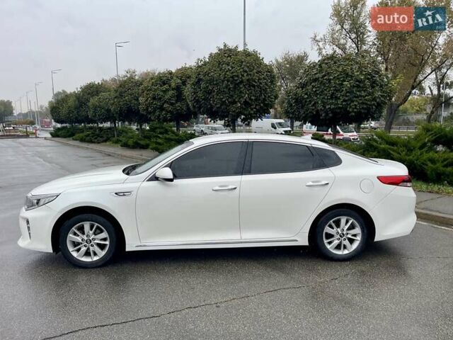 Белый Киа K5, объемом двигателя 2 л и пробегом 294 тыс. км за 9000 $, фото 1 на Automoto.ua