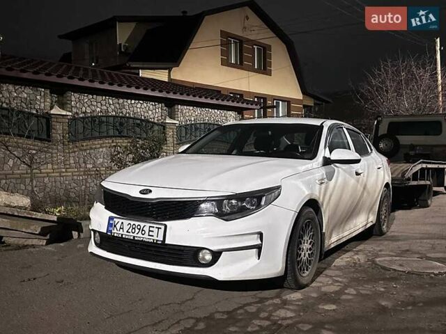 Белый Киа K5, объемом двигателя 2 л и пробегом 295 тыс. км за 10500 $, фото 1 на Automoto.ua