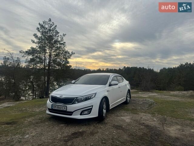 Белый Киа K5, объемом двигателя 2 л и пробегом 220 тыс. км за 10000 $, фото 1 на Automoto.ua