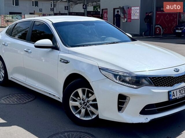 Белый Киа K5, объемом двигателя 2 л и пробегом 316 тыс. км за 9100 $, фото 1 на Automoto.ua