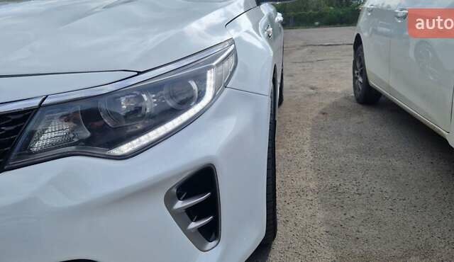 Білий Кіа K5, об'ємом двигуна 2 л та пробігом 150 тис. км за 11500 $, фото 1 на Automoto.ua