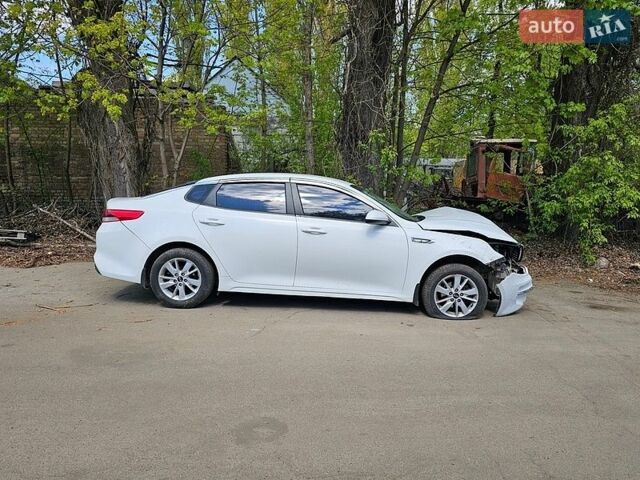 Белый Киа K5, объемом двигателя 2 л и пробегом 200 тыс. км за 4000 $, фото 1 на Automoto.ua