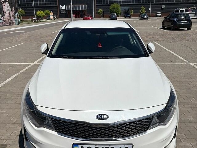 Белый Киа K5, объемом двигателя 2 л и пробегом 278 тыс. км за 11499 $, фото 1 на Automoto.ua