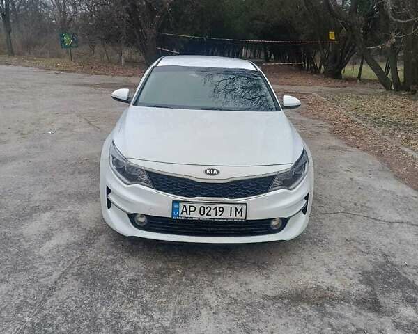 Белый Киа K5, объемом двигателя 2 л и пробегом 243 тыс. км за 11000 $, фото 1 на Automoto.ua