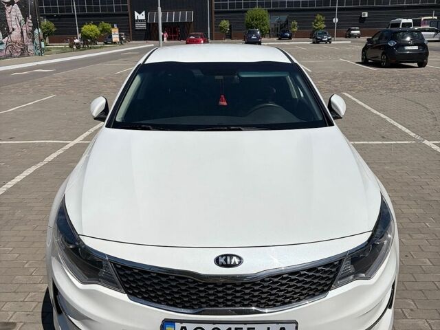 Белый Киа K5, объемом двигателя 2 л и пробегом 278 тыс. км за 11499 $, фото 1 на Automoto.ua