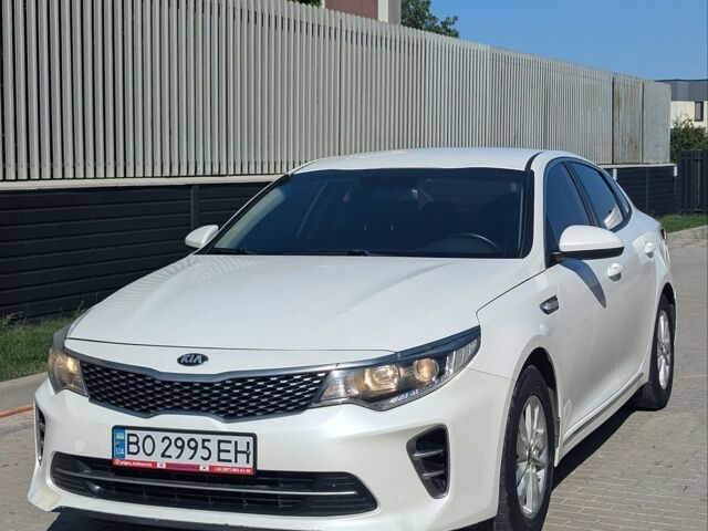Белый Киа K5, объемом двигателя 2 л и пробегом 276 тыс. км за 9700 $, фото 1 на Automoto.ua