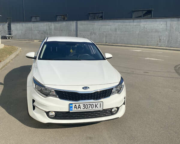 Белый Киа K5, объемом двигателя 2 л и пробегом 244 тыс. км за 11389 $, фото 1 на Automoto.ua