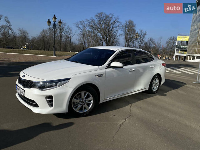 Белый Киа K5, объемом двигателя 2 л и пробегом 184 тыс. км за 13300 $, фото 1 на Automoto.ua