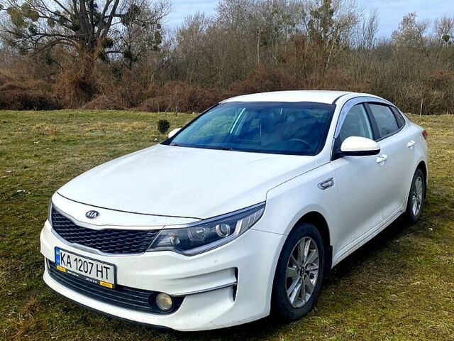 Белый Киа K5, объемом двигателя 2 л и пробегом 216 тыс. км за 10500 $, фото 1 на Automoto.ua